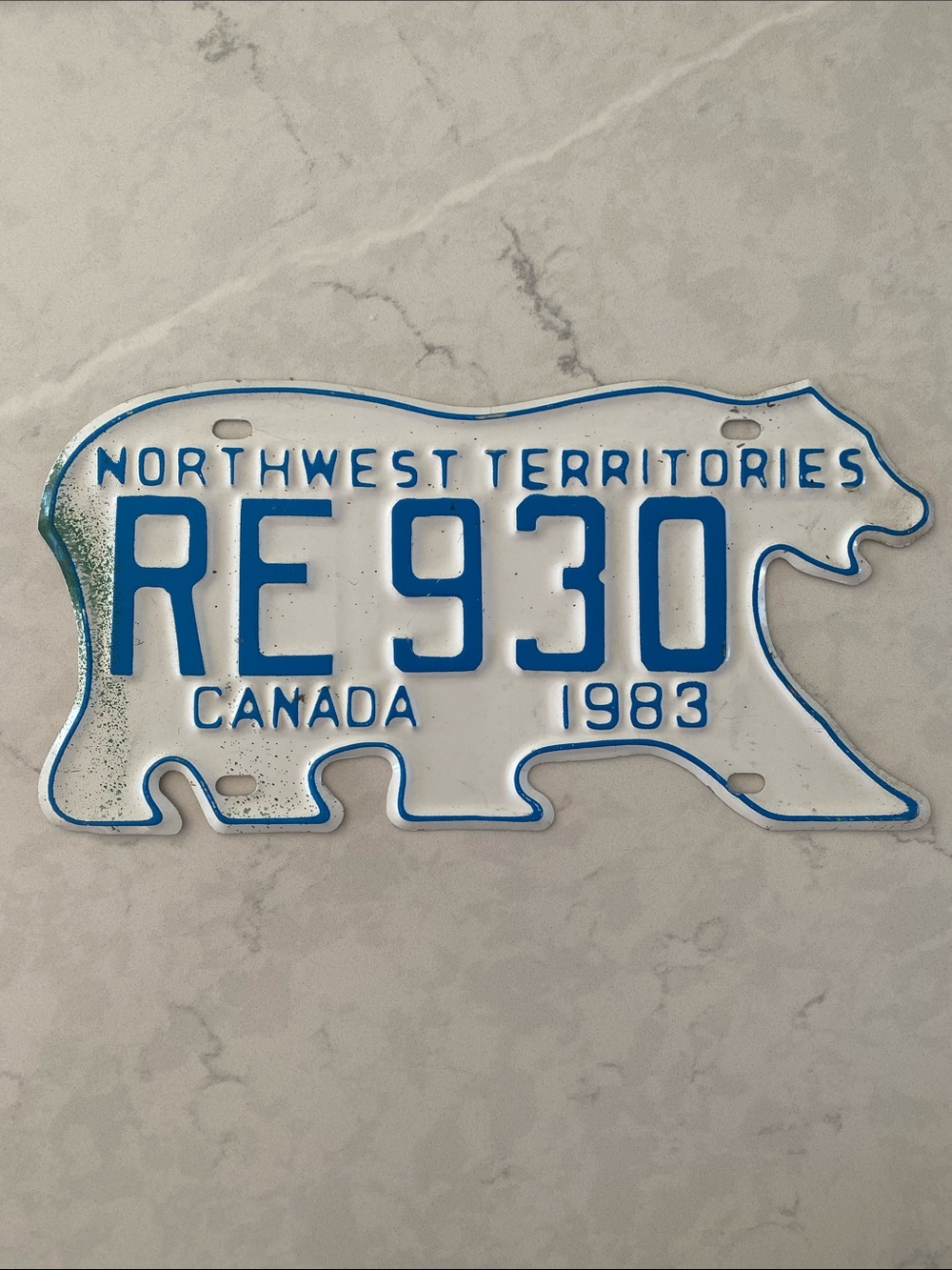 1983 VINTAGE NORTHWEST TERRITORIES CANADA BEAR LICENSE PLATE [RE930]